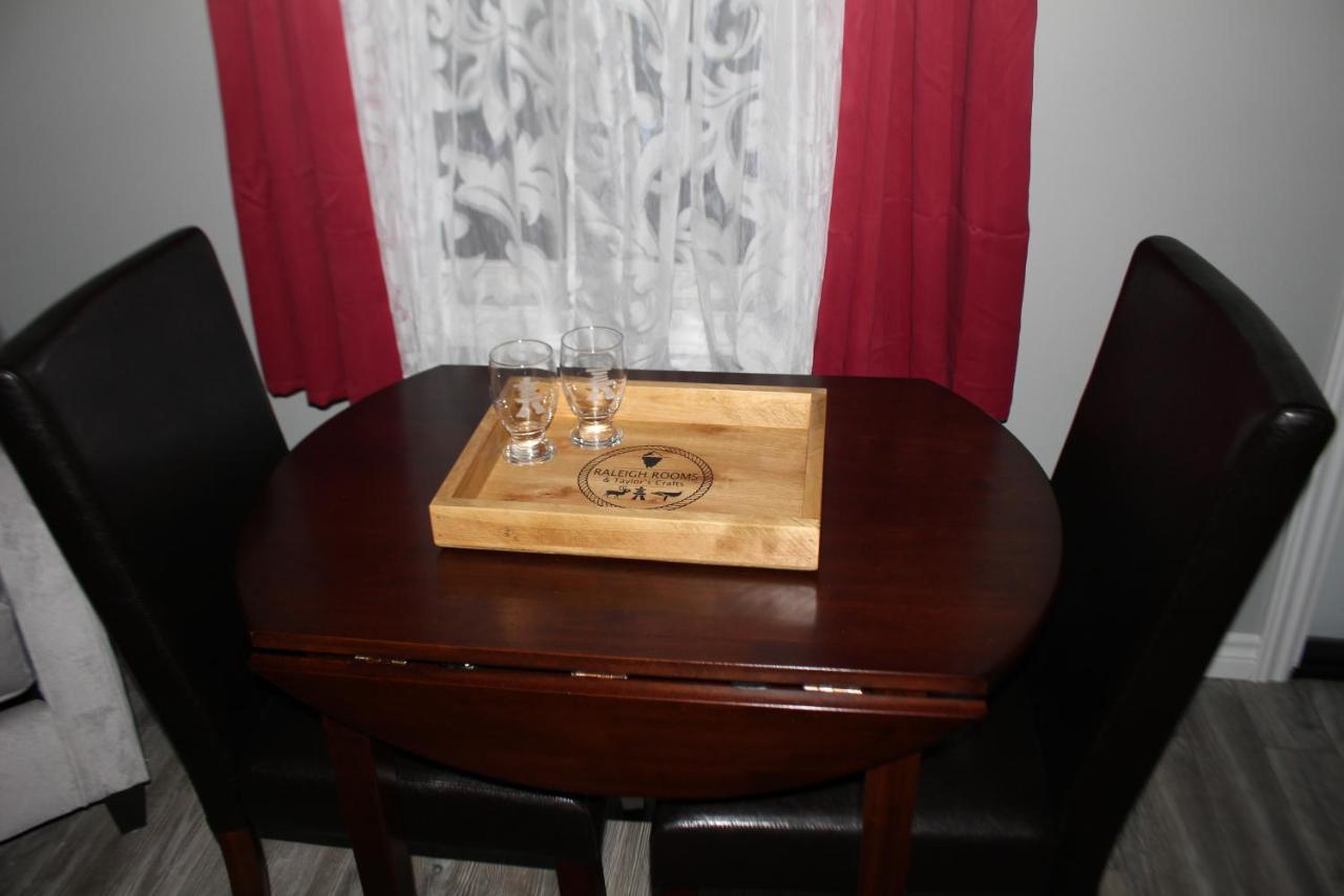 Raleigh Rooms & Taylor'S Crafts 外观 照片